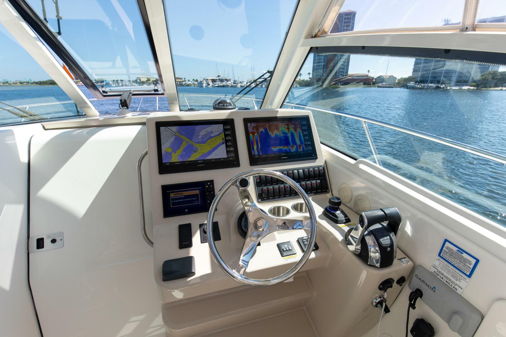 2019 Boston Whaler 345 CONQUEST - Image 3