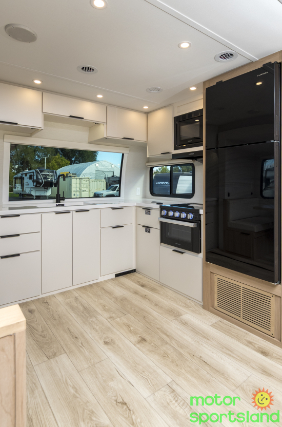 2026 Winnebago Thrive 26FKD - Image 19