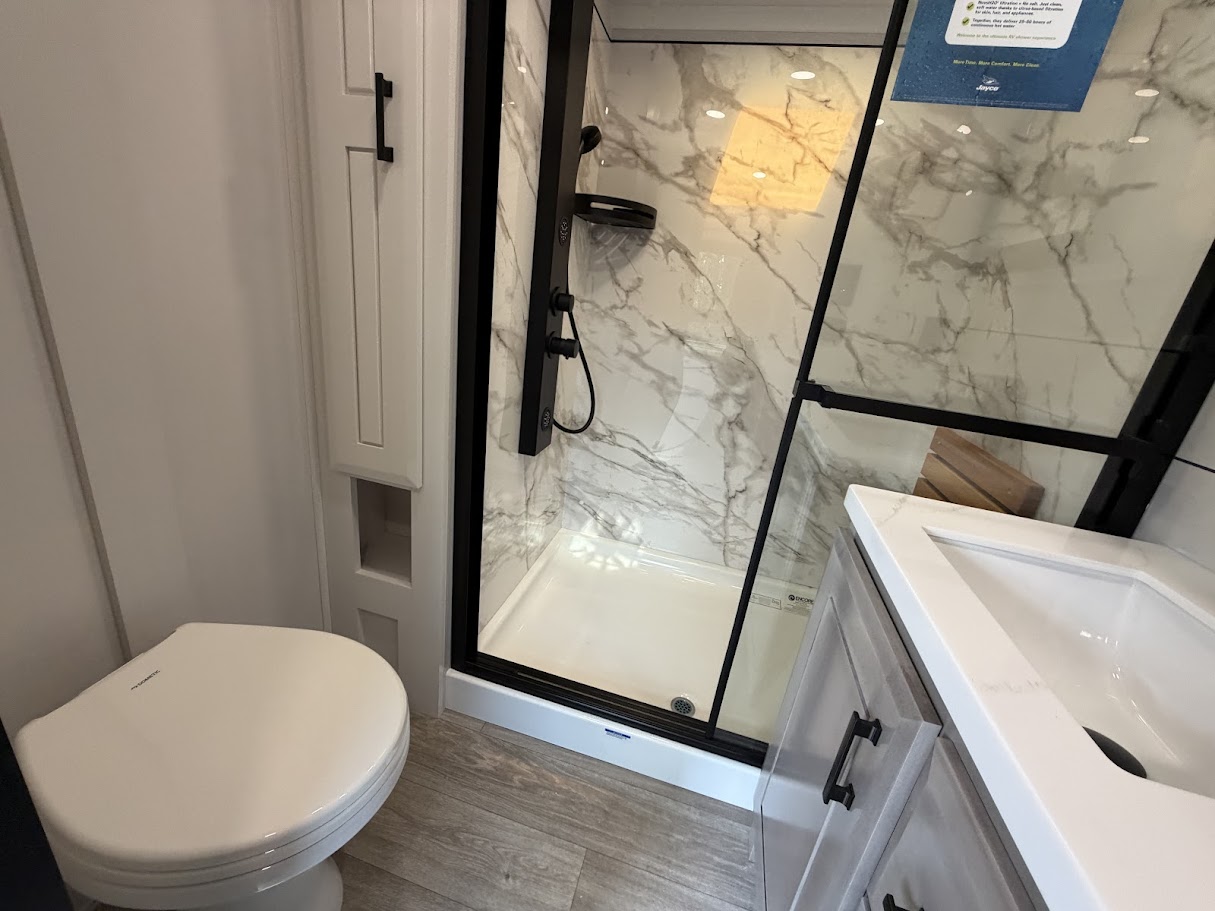 2027 JAYCO PINNACLE 32RLTS - Image 32