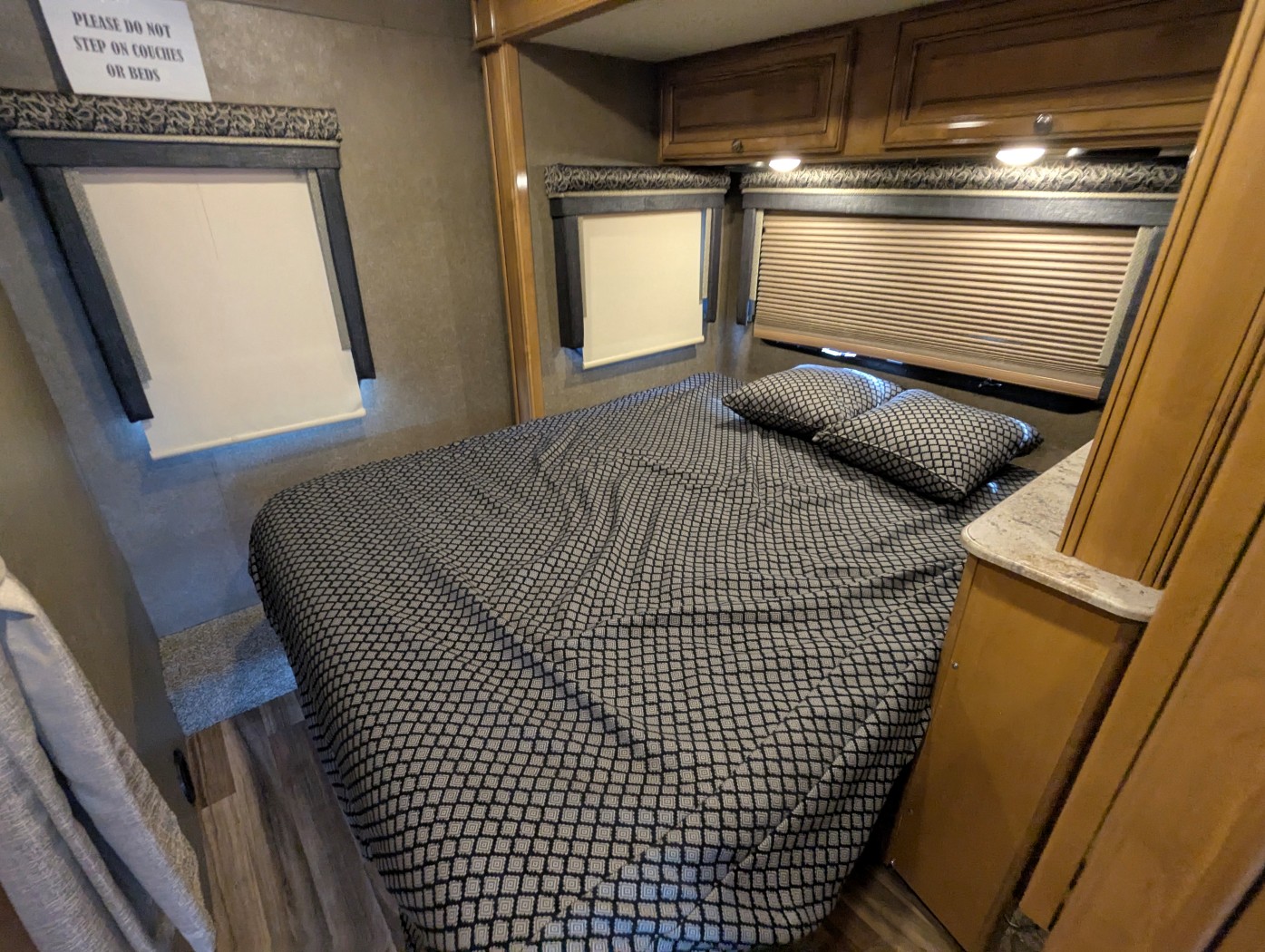 2018 Thor Motor Coach Synergy SD24 - Image 18