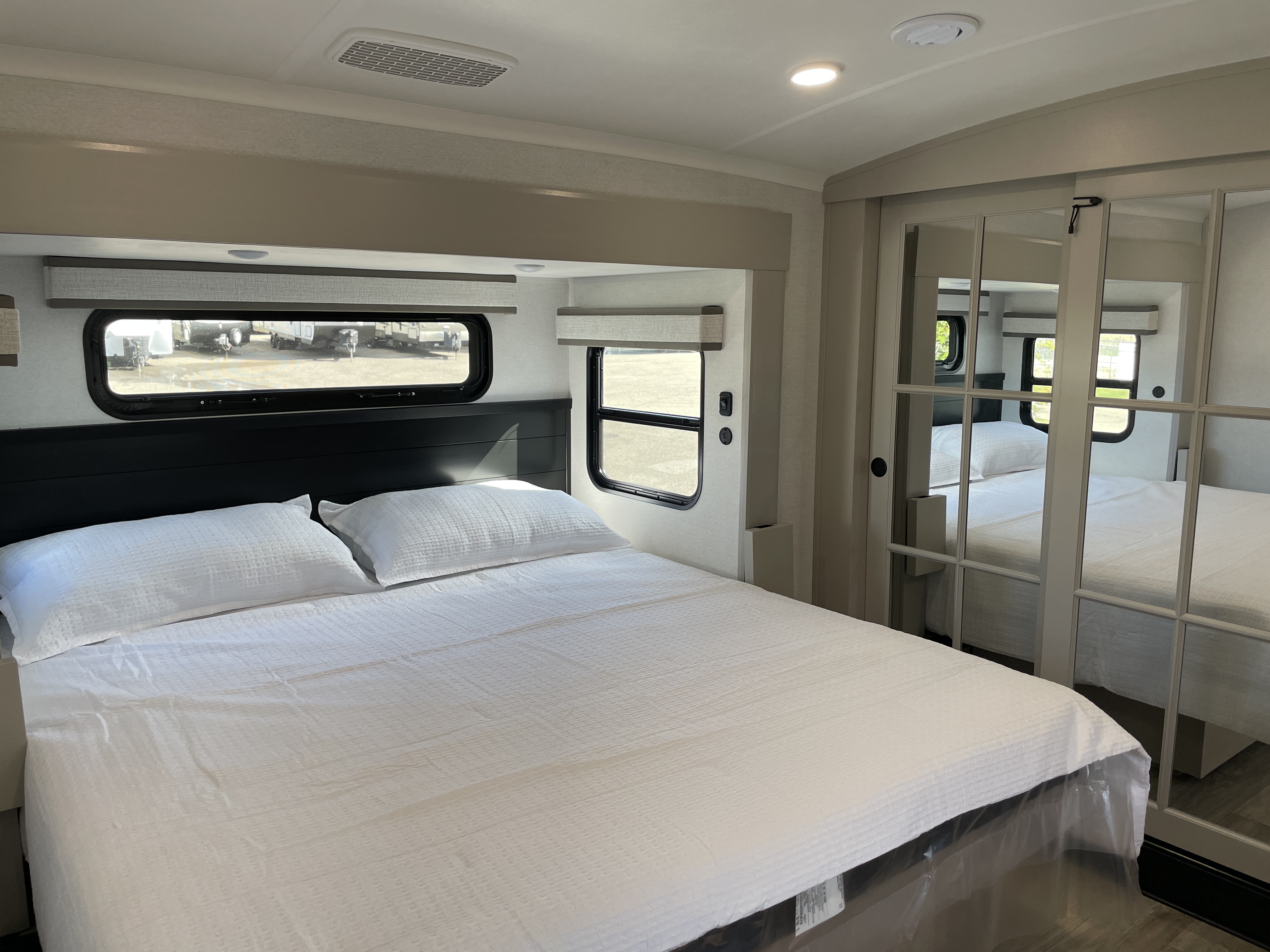 2027 Jayco North Point 361RLBH - Image 24