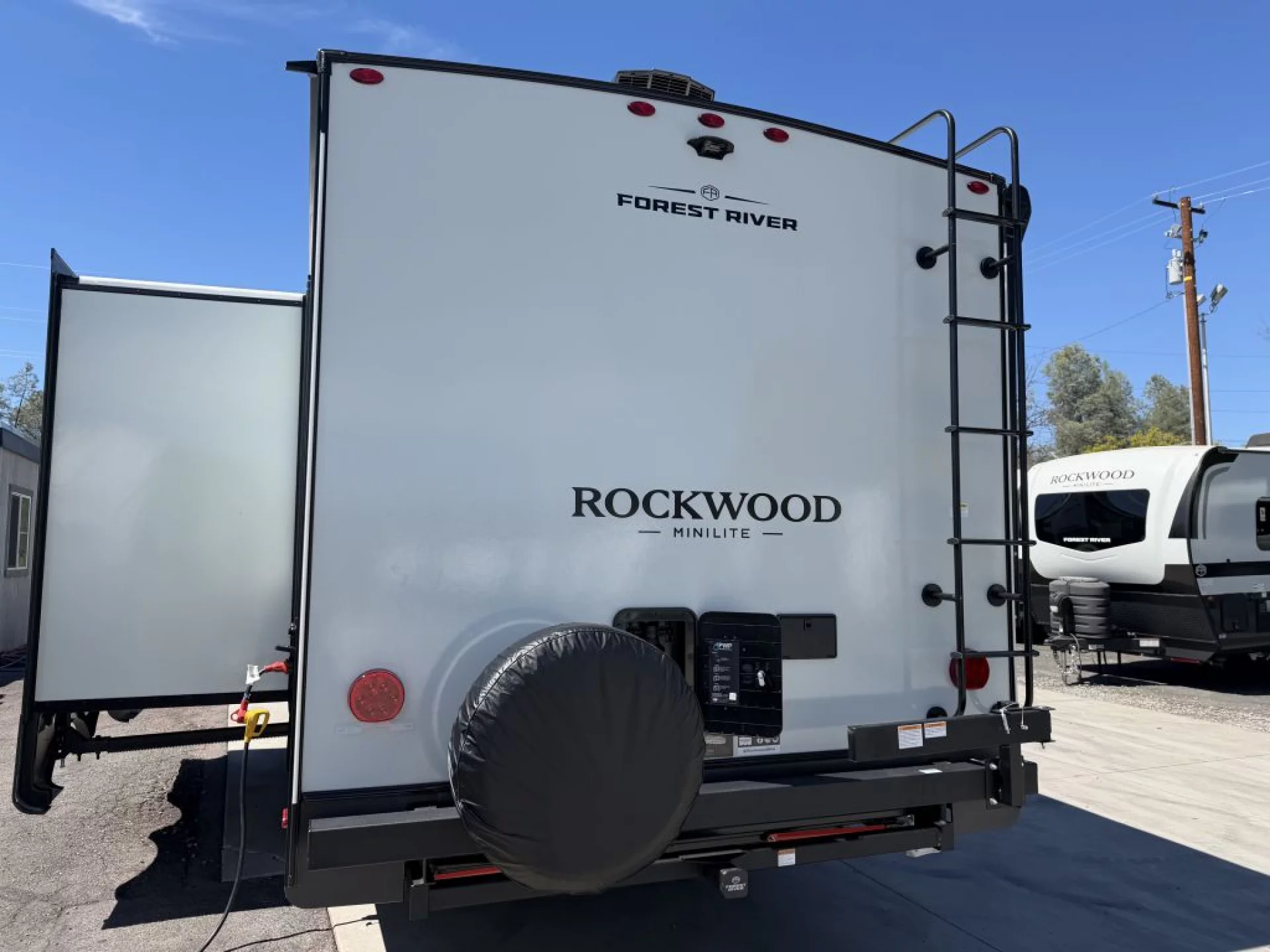 2027 FOREST RIVER ROCKWOOD MINI LITE 2513S - Image 7