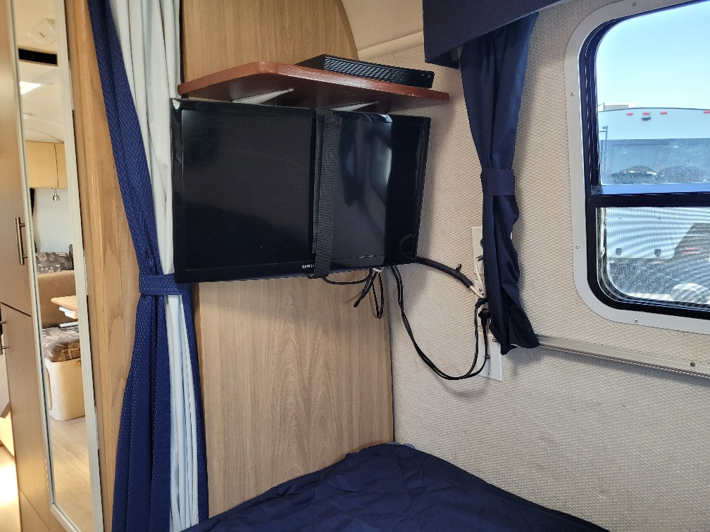 2006 Airstream Safari 25SS - Image 18