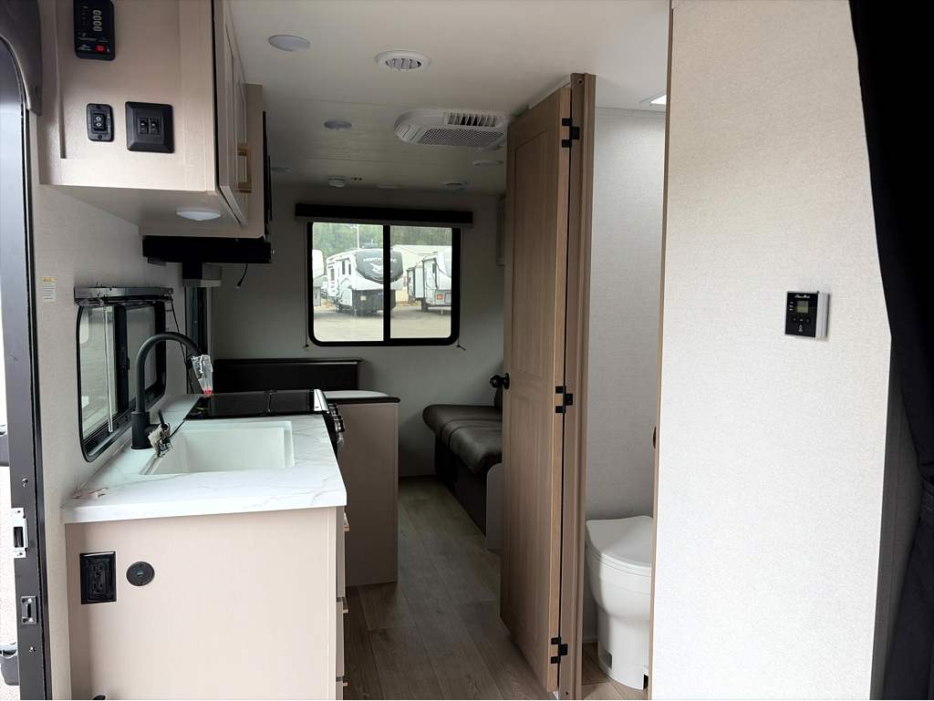 2027 Jayco Jay Flight SLX 210QB - Image 10
