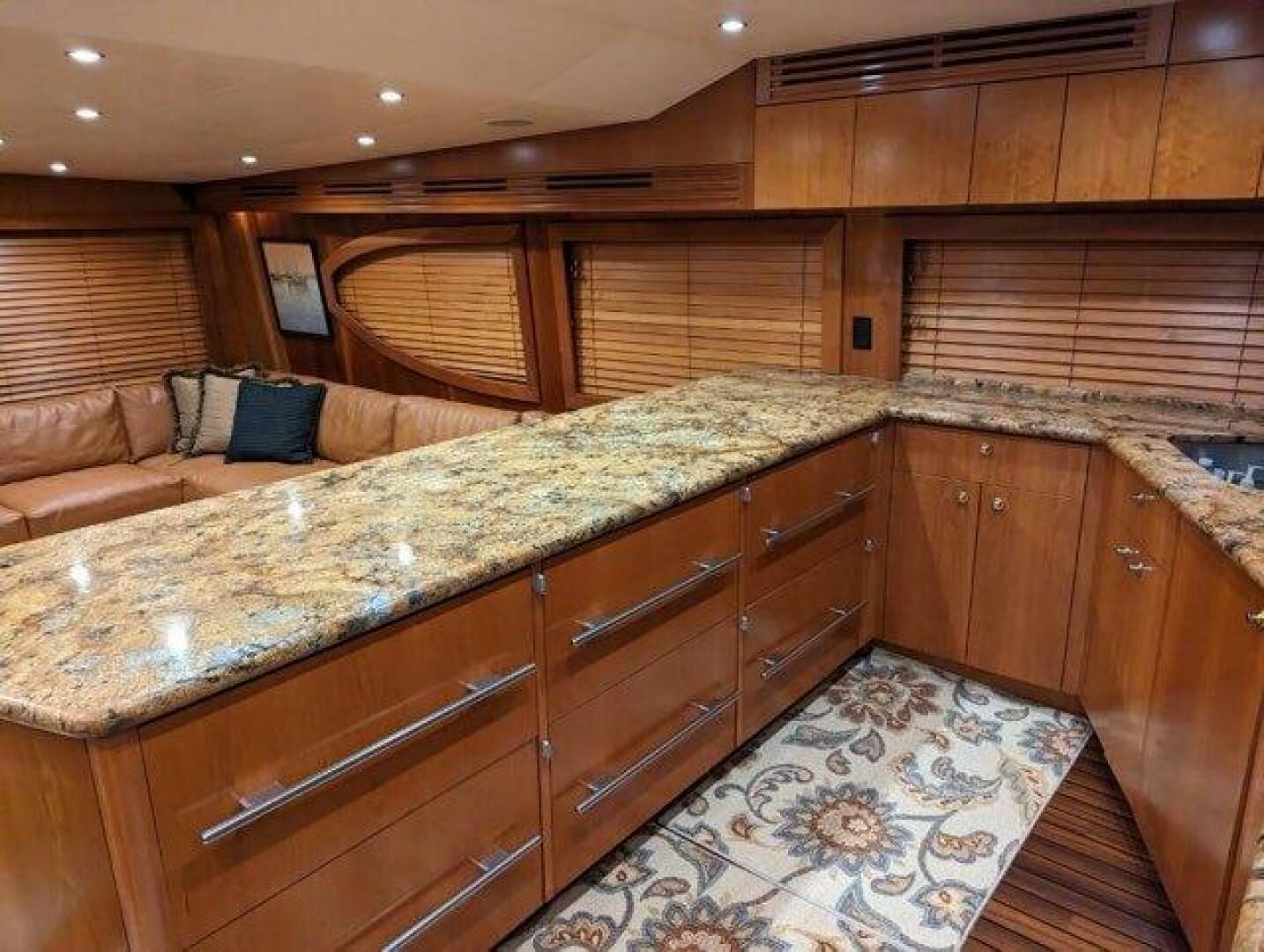 2007 Hatteras 68 Convertible - Image 8