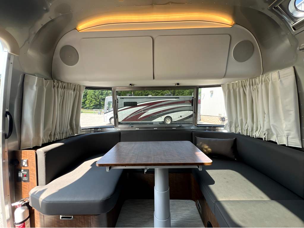 2026 AIRSTREAM GLOBETROTTER 27FBQ - Image 7