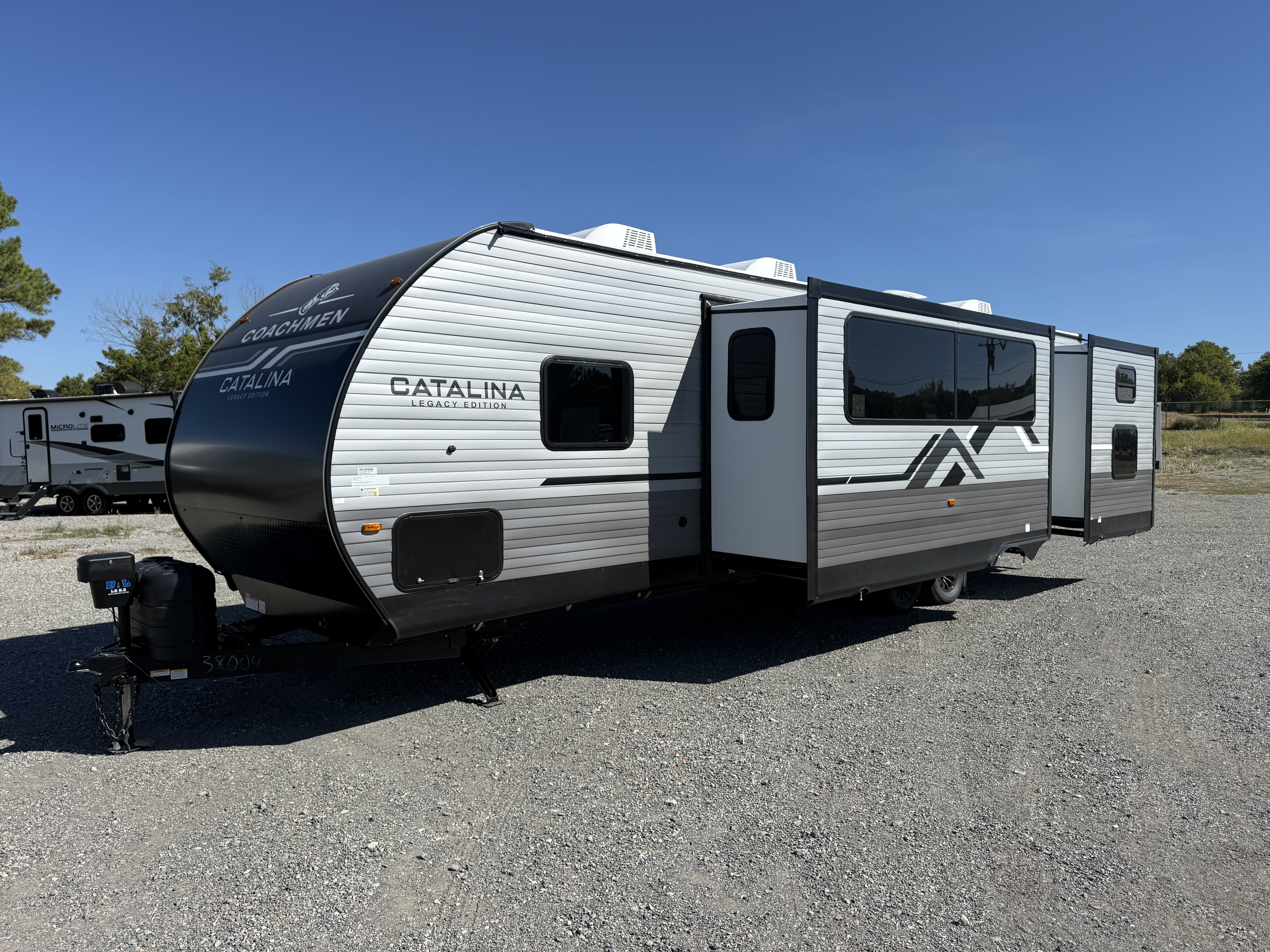 2027 Coachmen Catalina Legacy Edition 323BHDSCK - Image 3