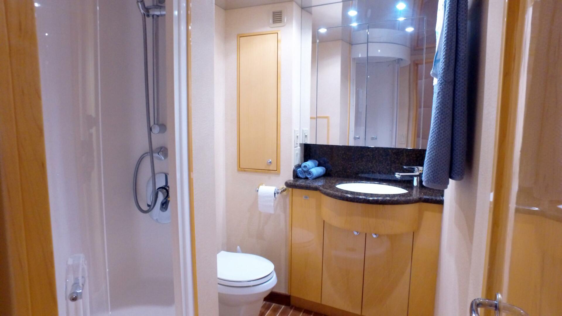2006 Hatteras 68 Convertible - Image 12