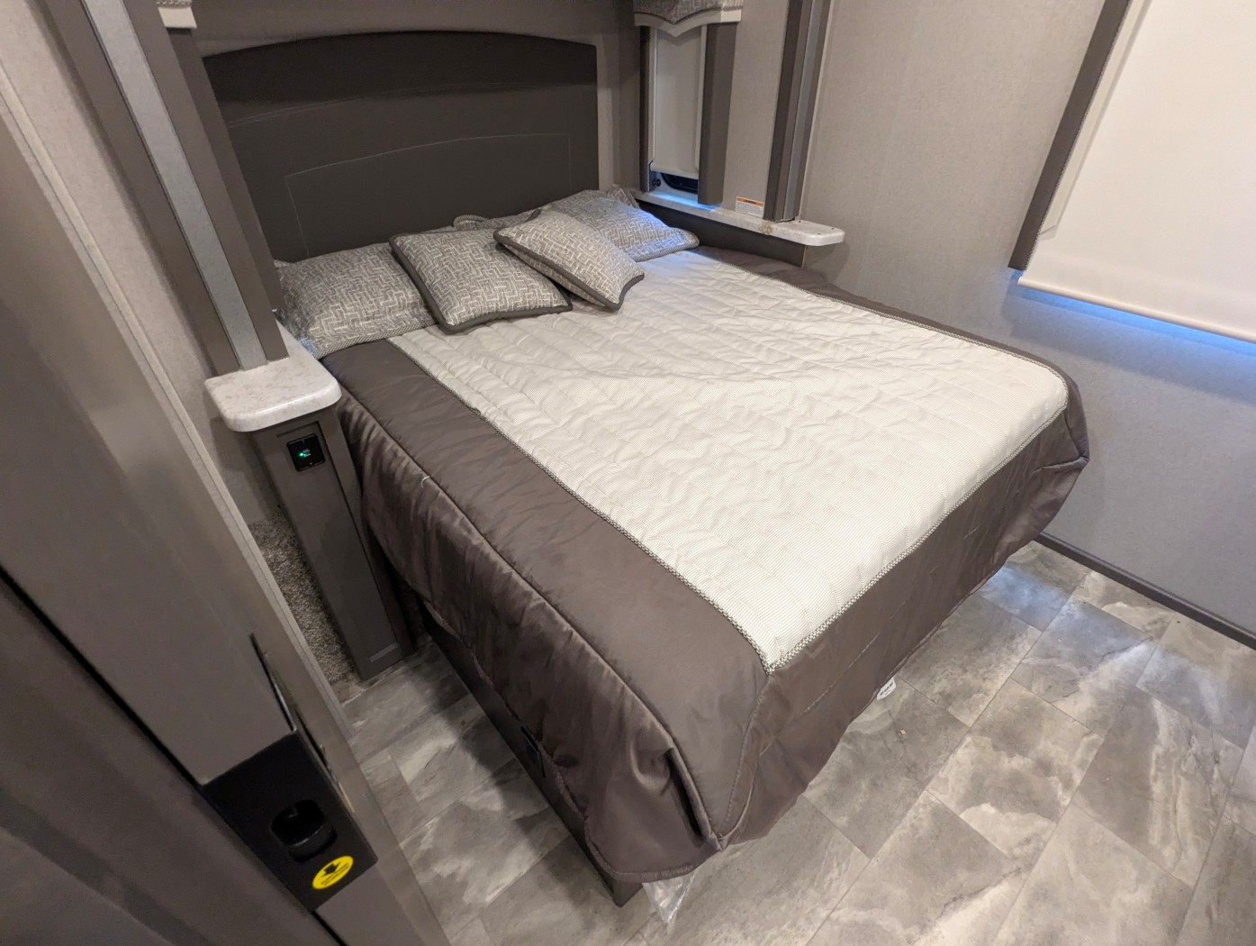 2024 Thor Motor Coach Omni XG32 - Image 30