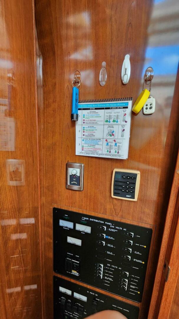2004 Sea Ray 390 Motor Yacht - Image 33