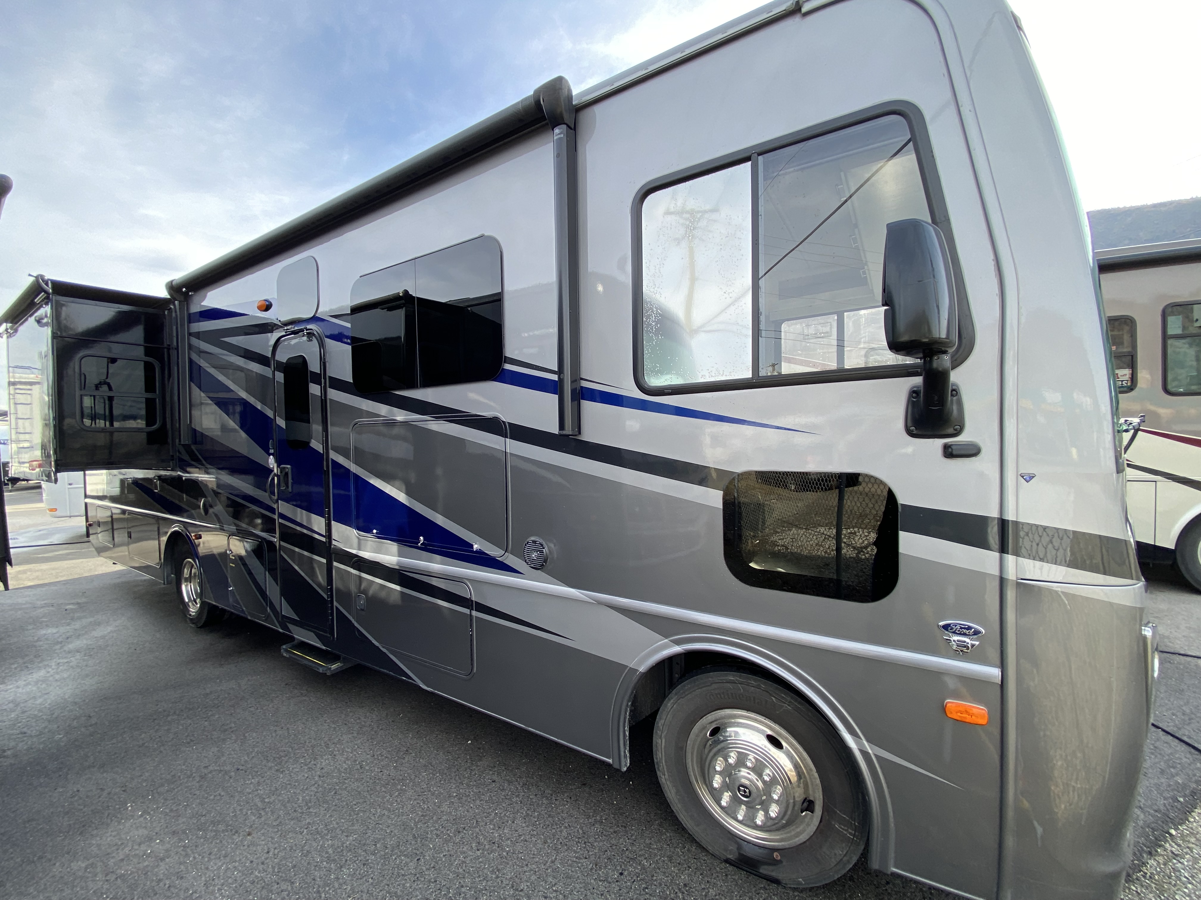 2023 Holiday Rambler Eclipse 32S - Image 1