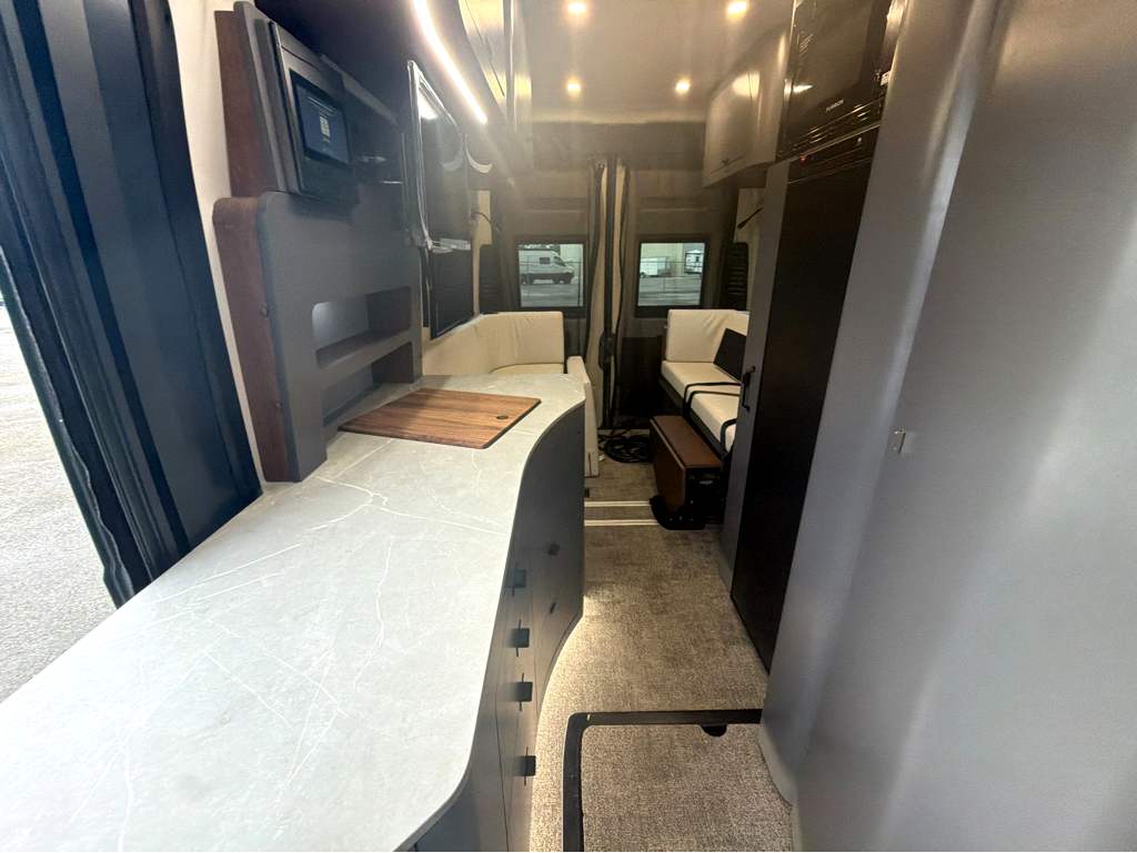 2027 GRAND DESIGN LINEAGE SERIESVP LVP2 - Image 17