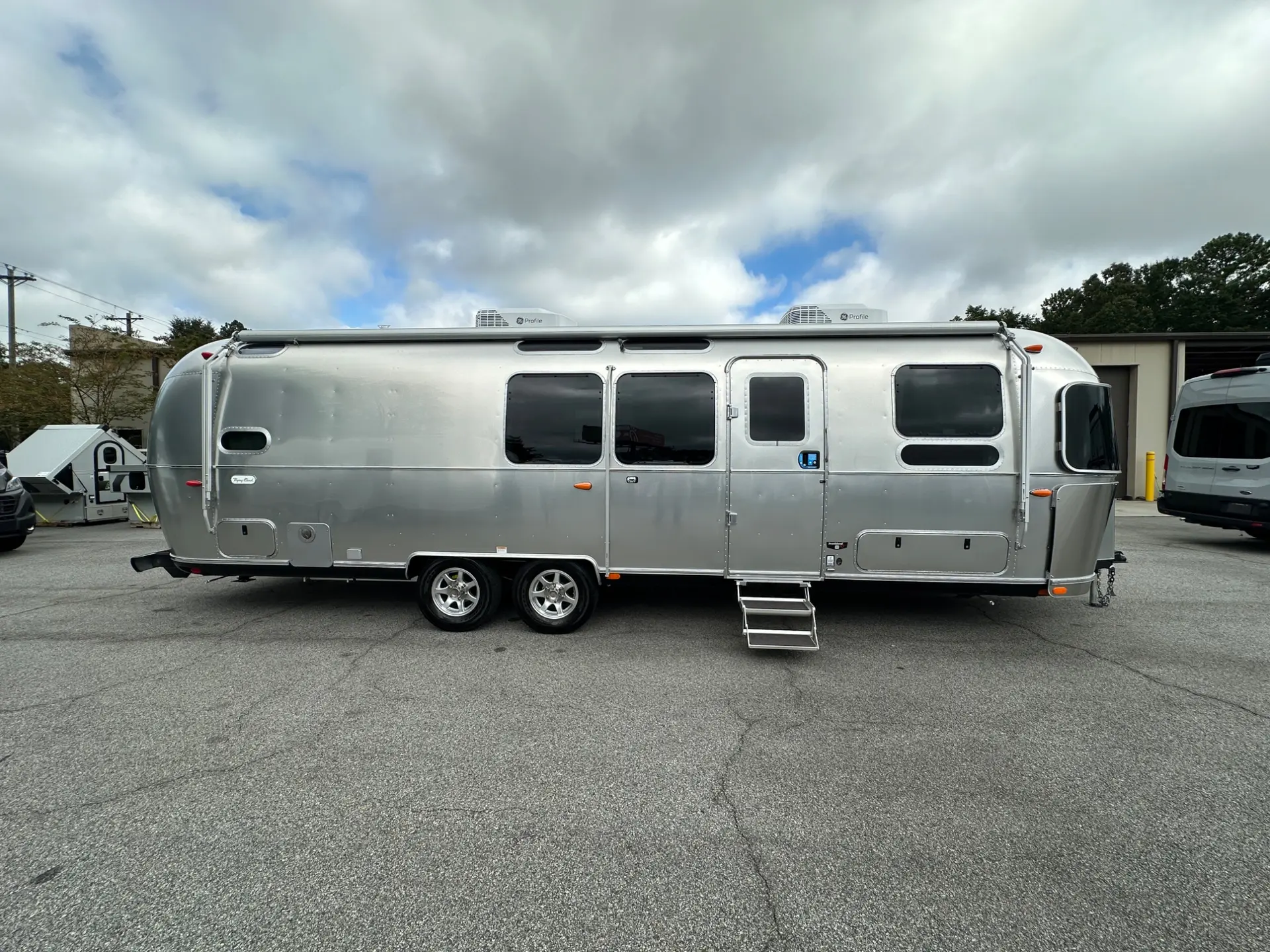 2027 Airstream Flying Cloud 30FB Bunk - Image 4