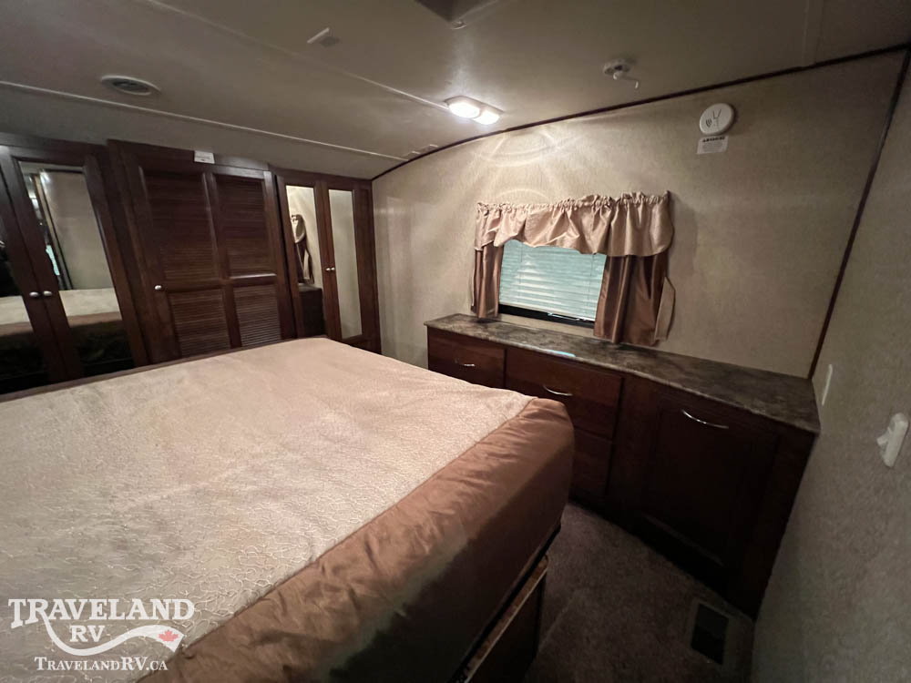 2015 Coachmen Chaparral Signature 327RLKS - Image 24