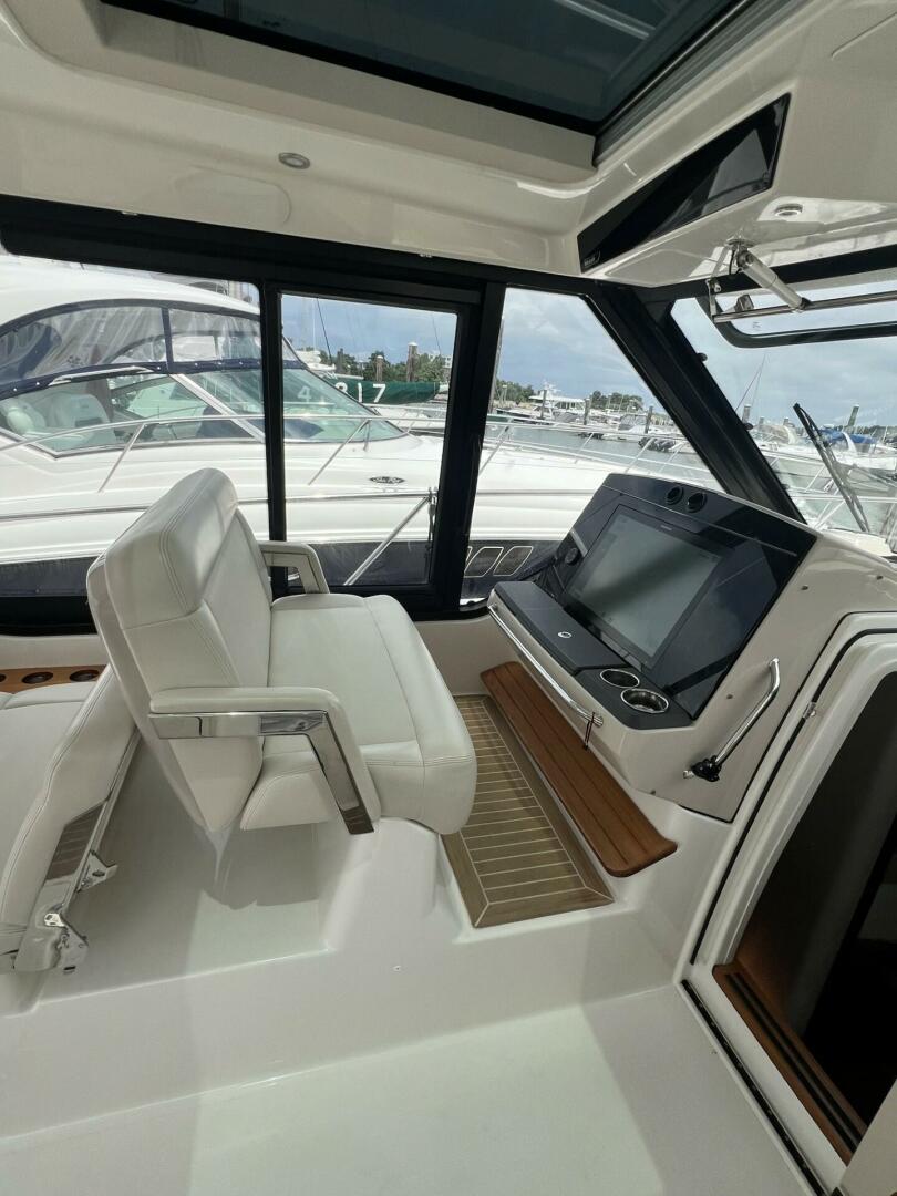 2021 Boston Whaler 405 Conquest - Image 27