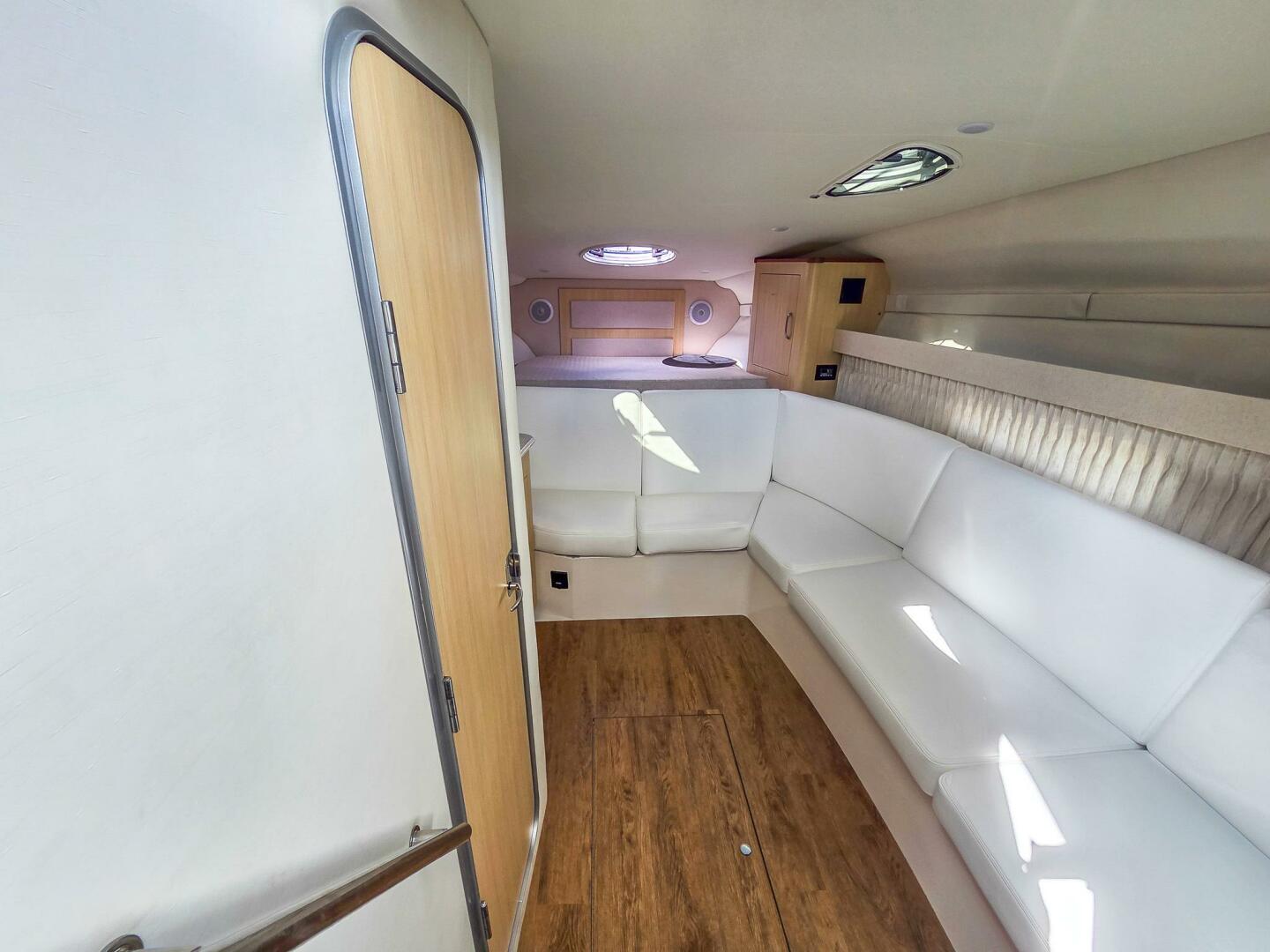 2026 Regal 33 XO Base - Image 31