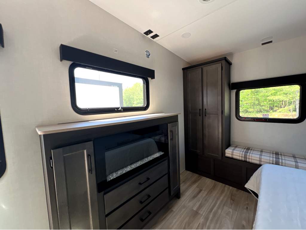 2026 VENTURE RV SPORTTREK 365VFL - Image 21