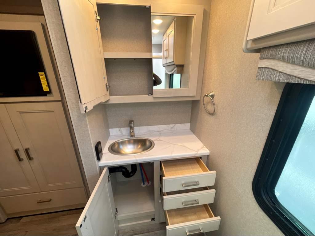 2026 THOR MOTOR COACH PASADENA 38DX - Image 33