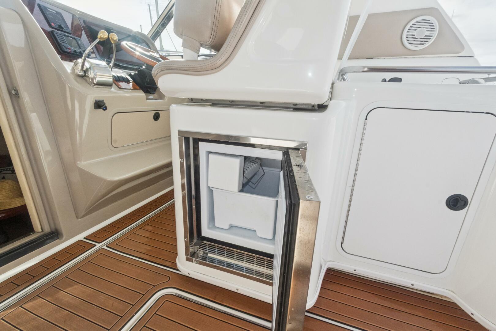 2000 Sea Ray 370 Express Cruiser - Image 28
