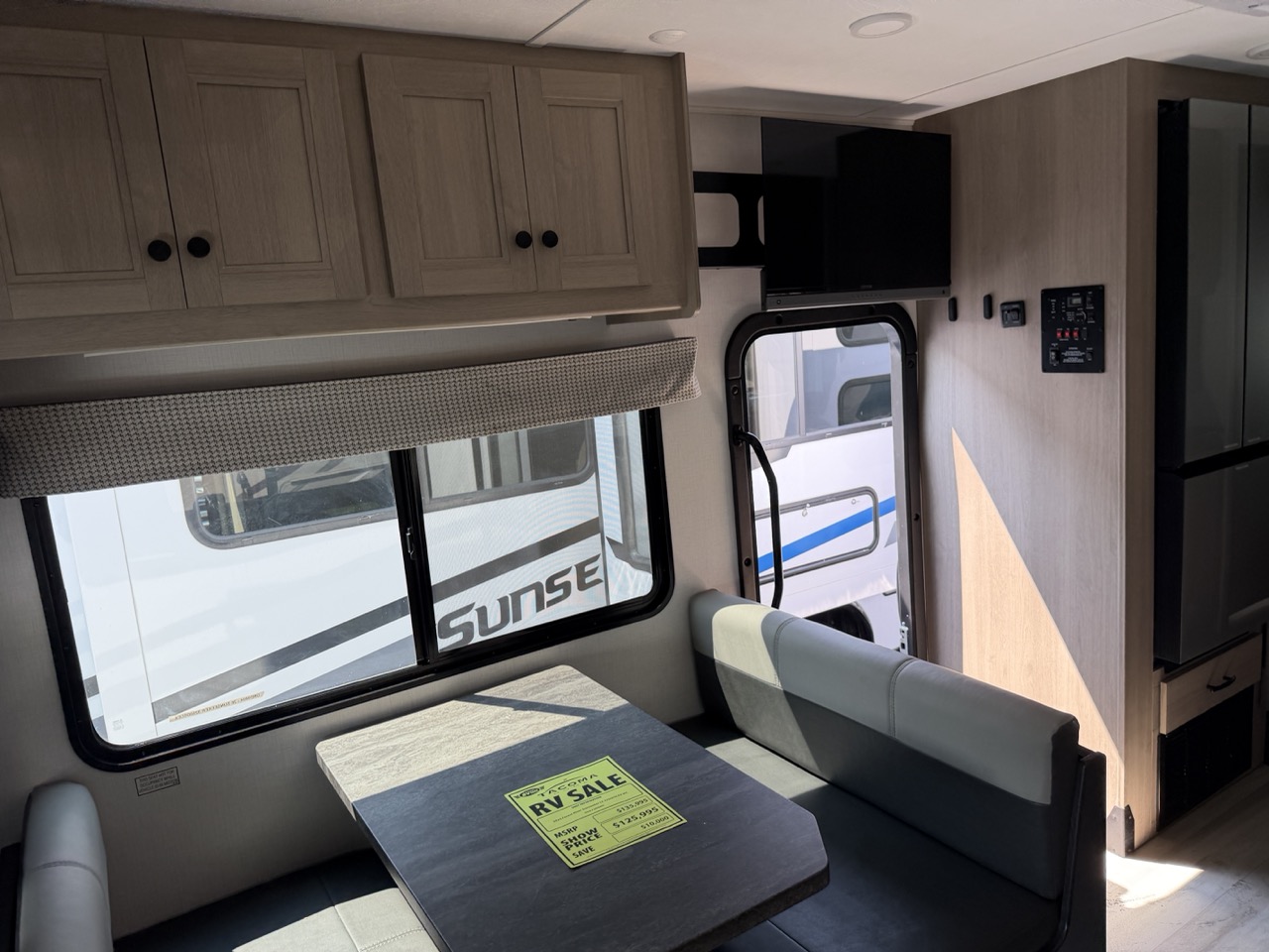 2026 Forest River Sunseeker LE 3250DSLEX - Image 8