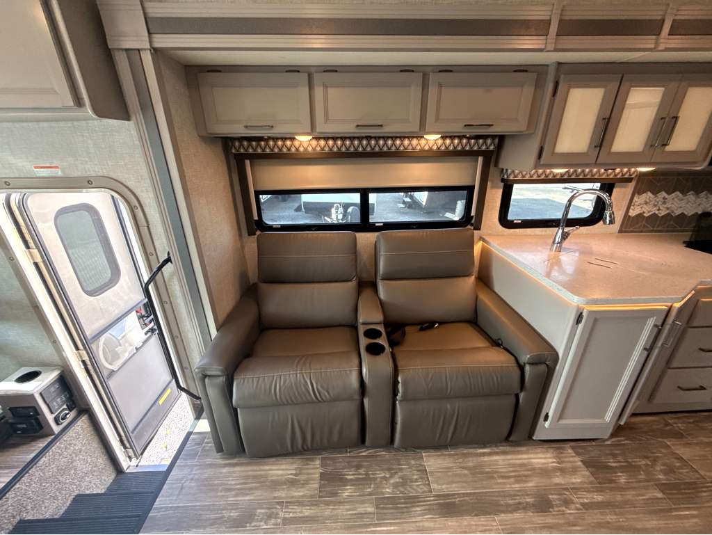 2022 Thor Motor Coach HURRICANE 34R - Image 15