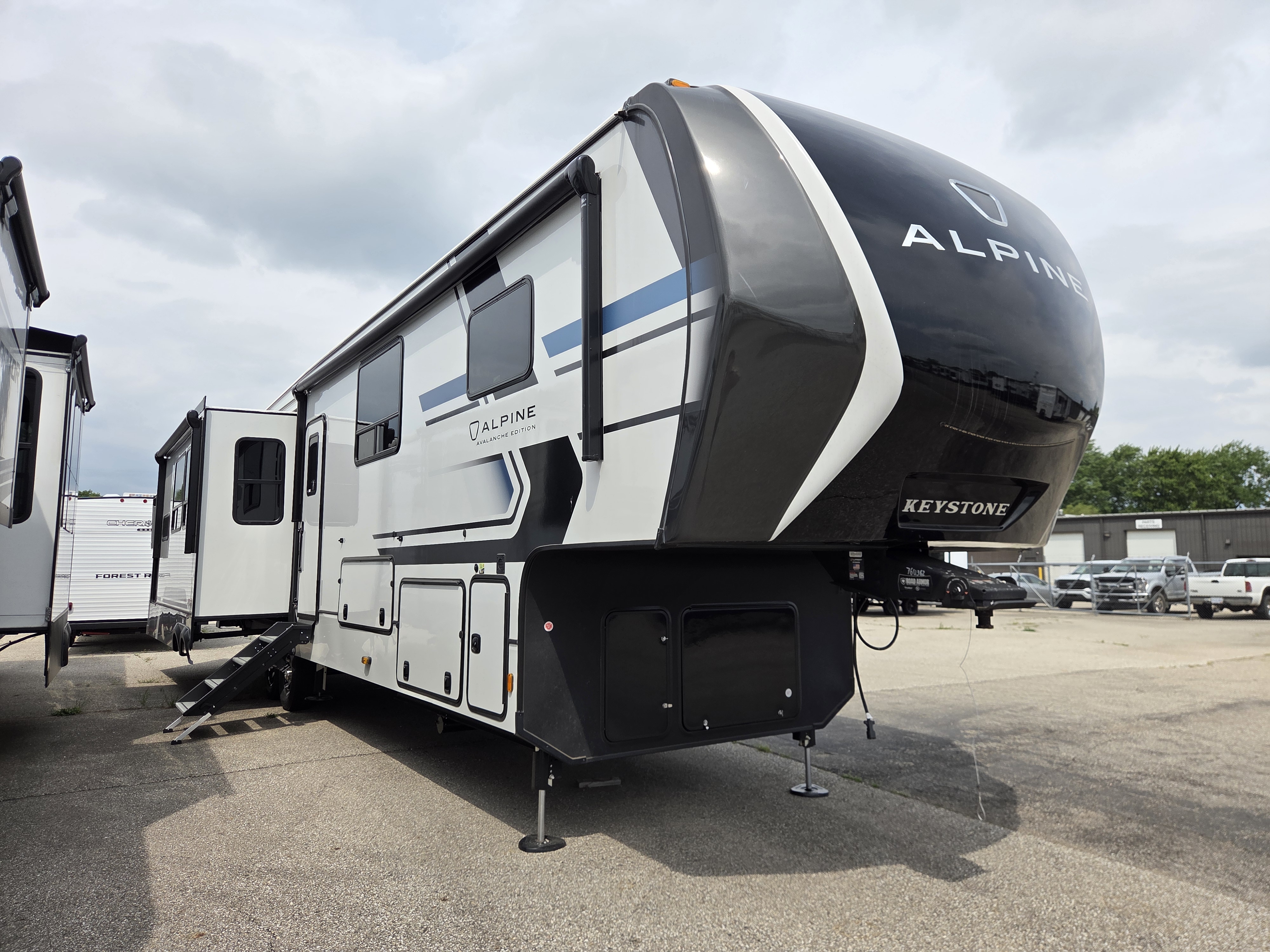 2026 Keystone Alpine Avalanche Edition 379MB - Image 1