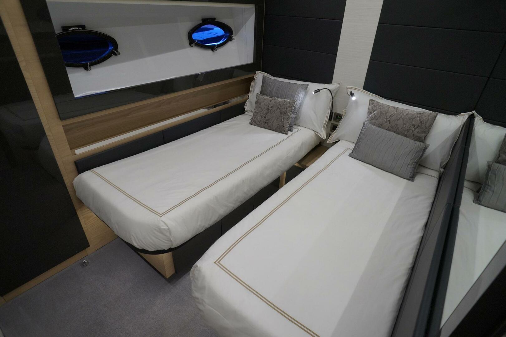 2016 Pershing 70 - Image 23