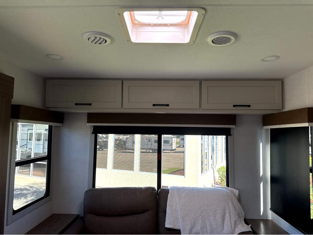2027 VENTURE RV SPORTTREK 282VIK - Image 10