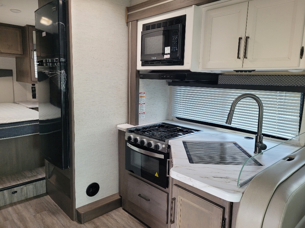 2025 Thor Motor Coach Four Winds 28Z - Image 8