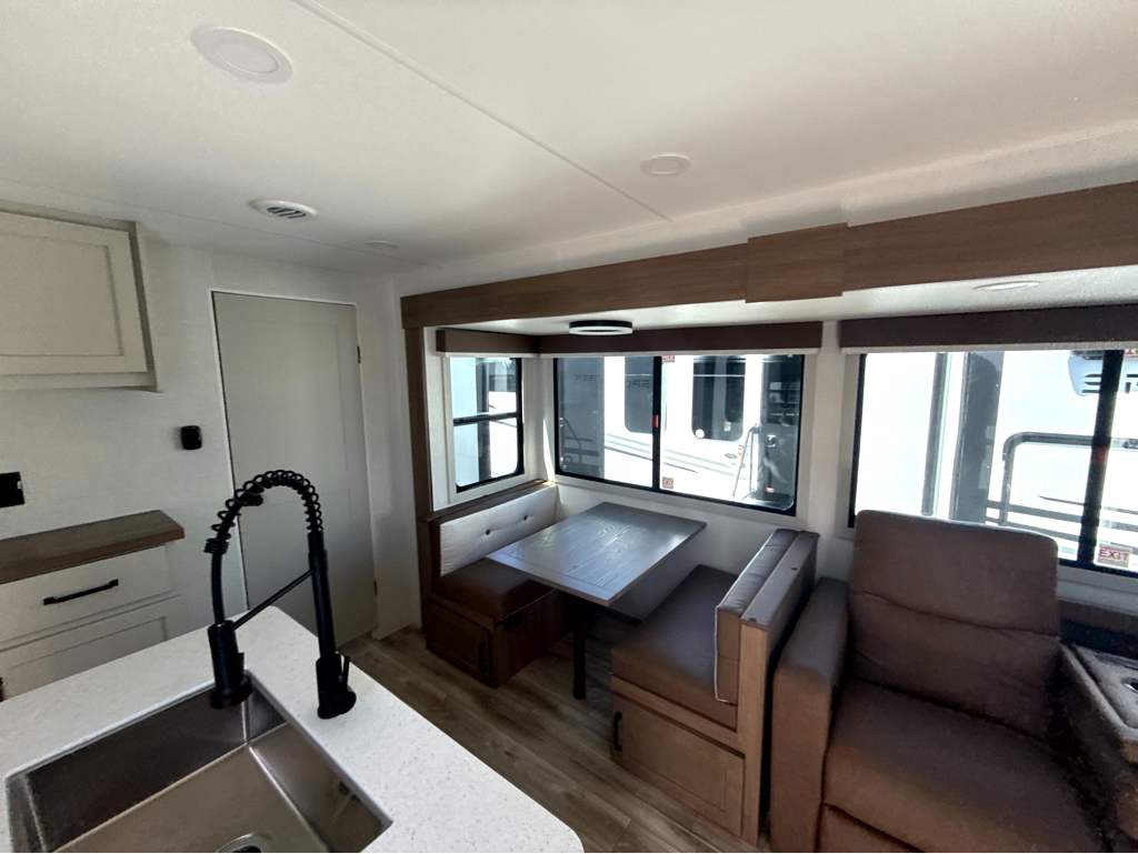 2027 VENTURE RV SPORTTREK 333VIK - Image 9