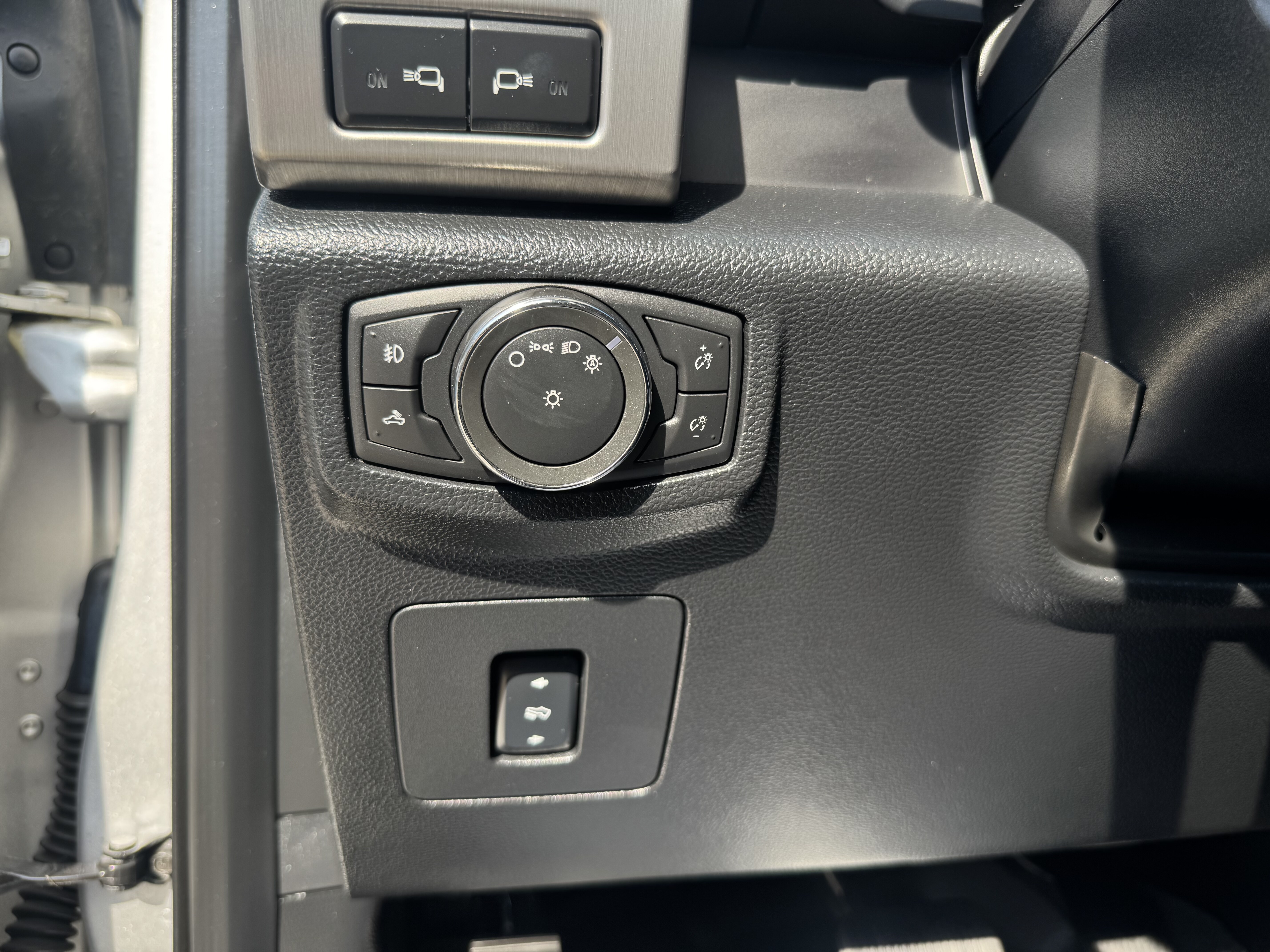 2015 Ford F150 Pickup Crew Cab Platinum 4WD - Image 12