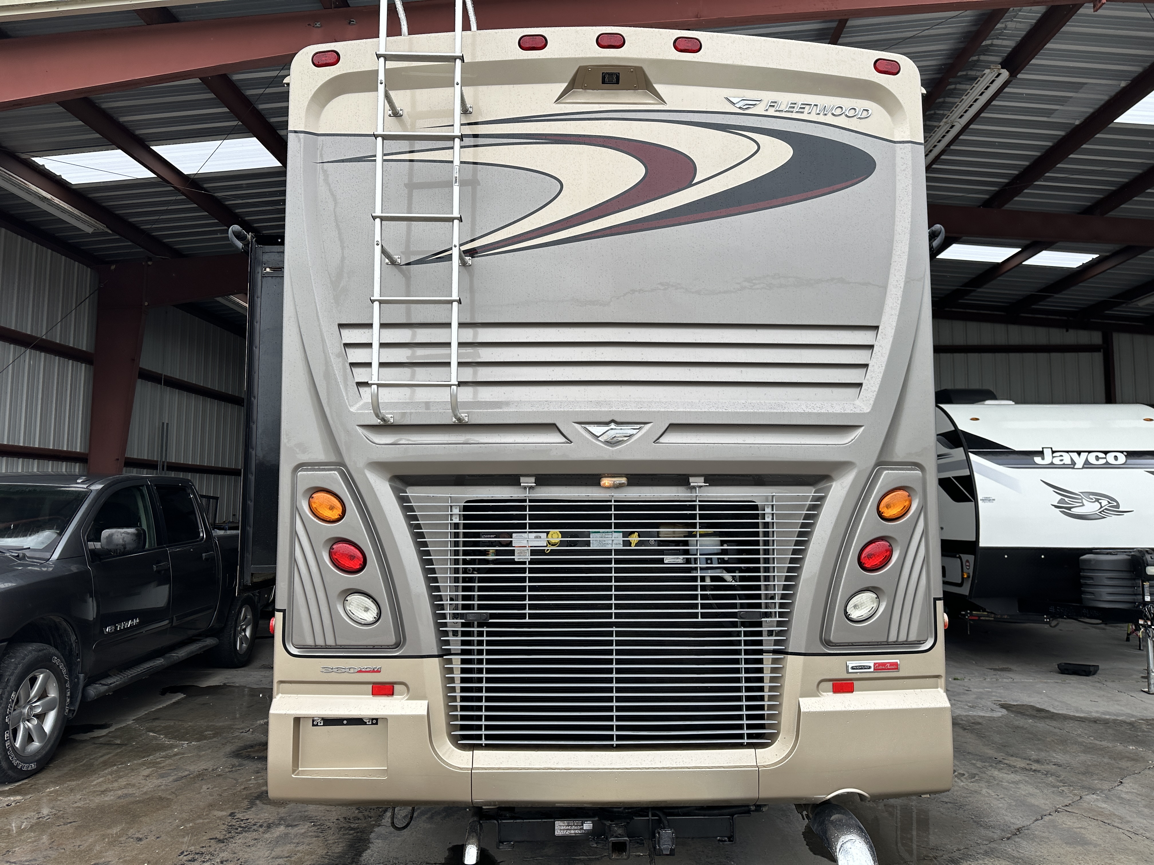 2018 Fleetwood DISCOVERY 38N - Image 5