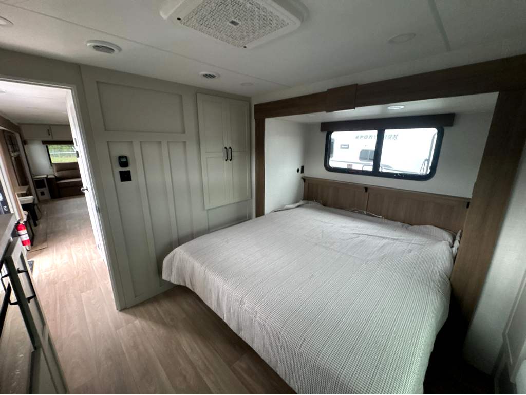 2027 VENTURE RV SPORTTREK 343VIK - Image 18
