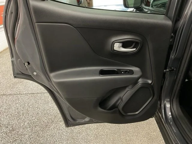 2023 Jeep Renegade Utility 4D Latitude 4WD - Image 20
