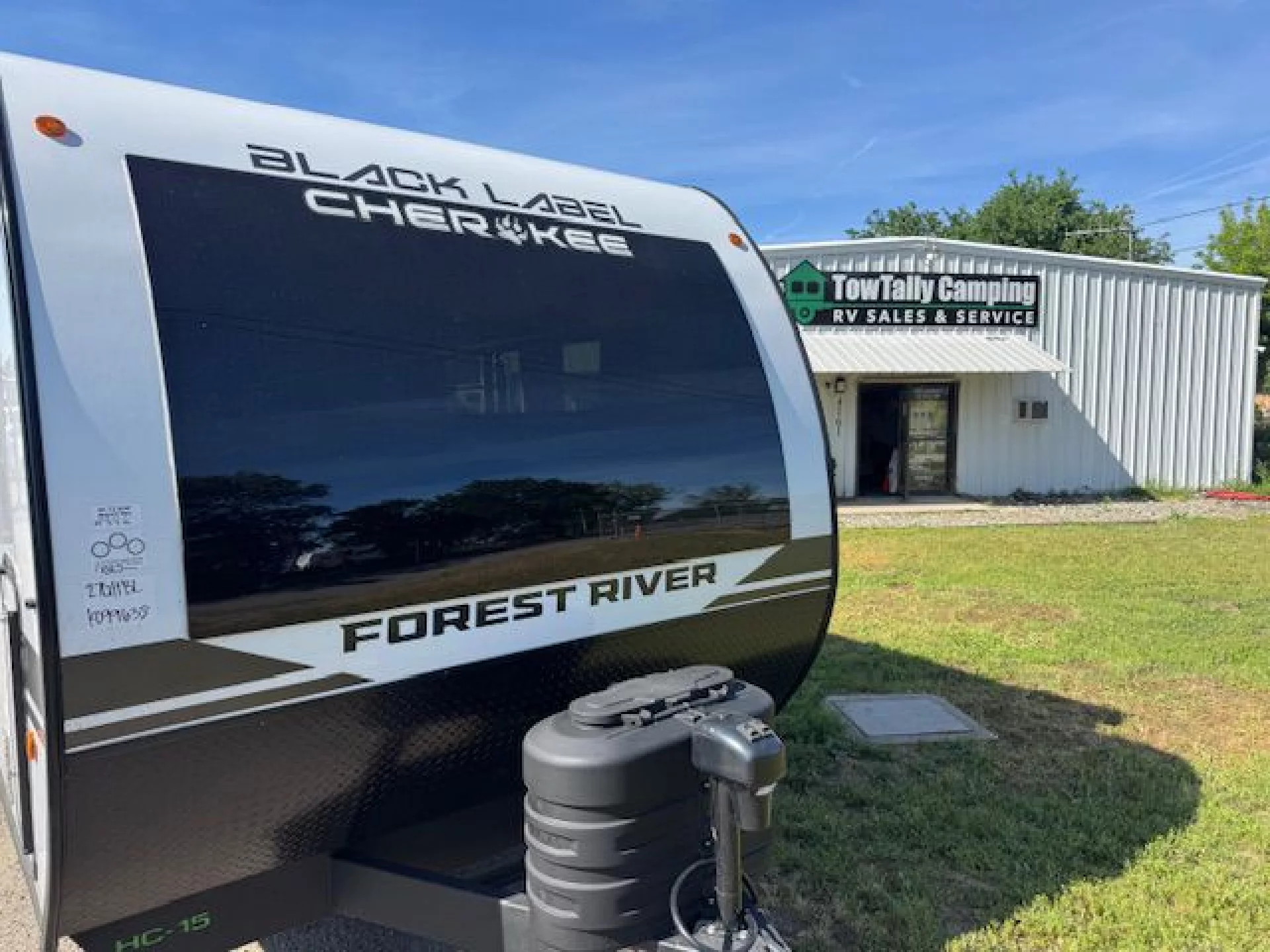 2026 FOREST RIVER CHEROKEE GREY WOLF BLACK LABEL 27GHBL - Image 2