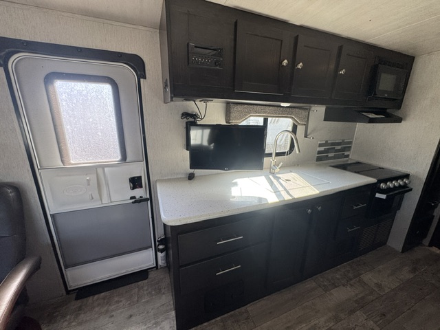 2018 HEARTLAND RV NORTH TRAIL 22FBS - Image 12