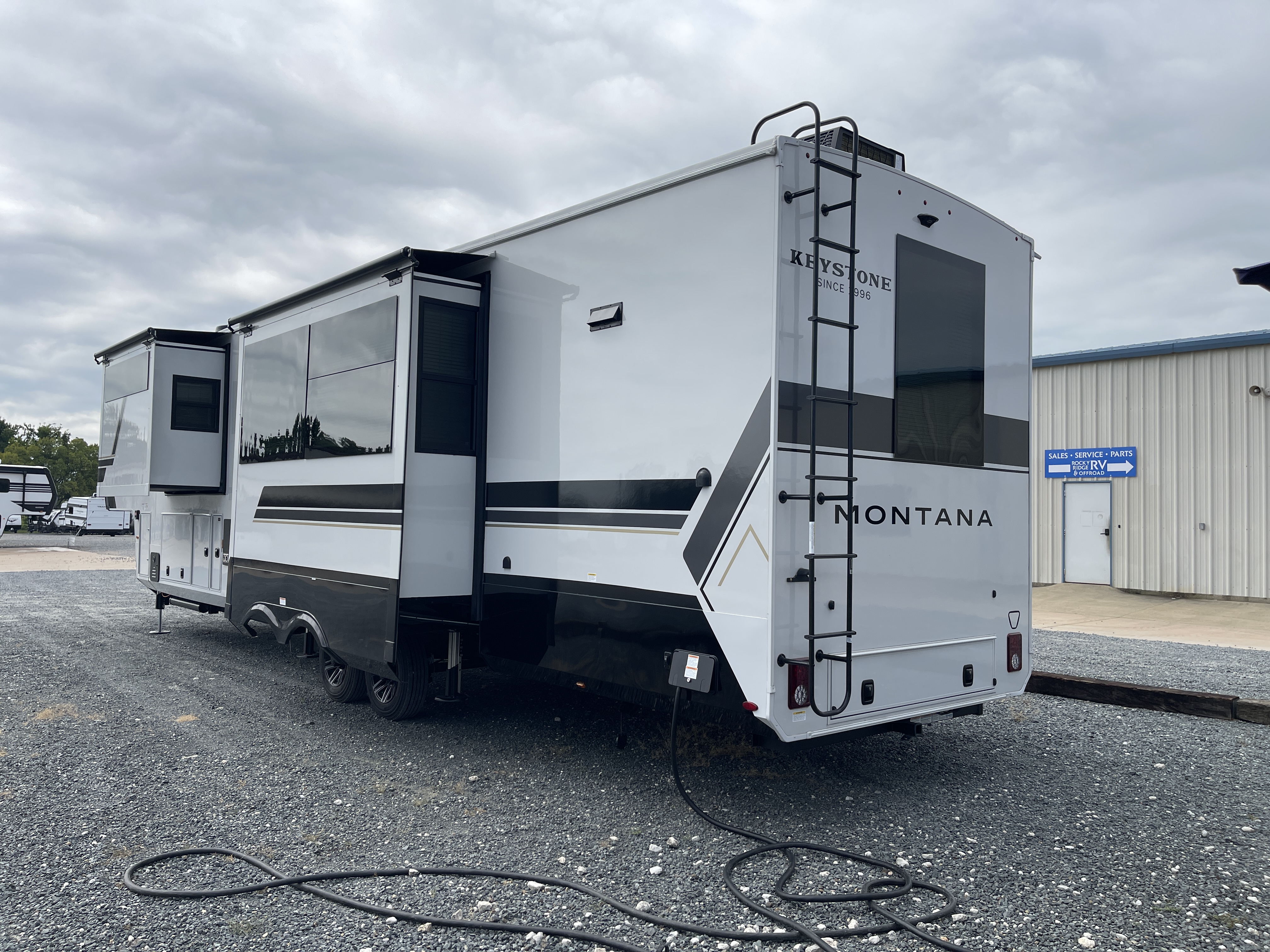 2027 Keystone Montana 3900RK - Image 5