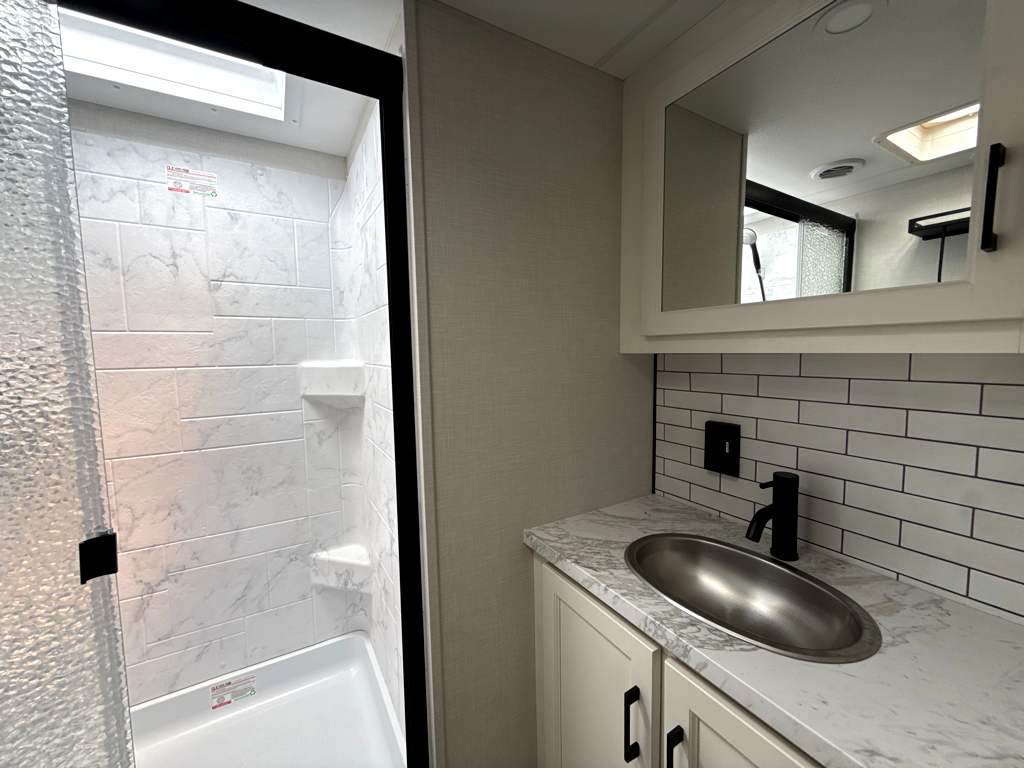 2026 VENTURE RV SPORTTREK 303VIK - Image 21