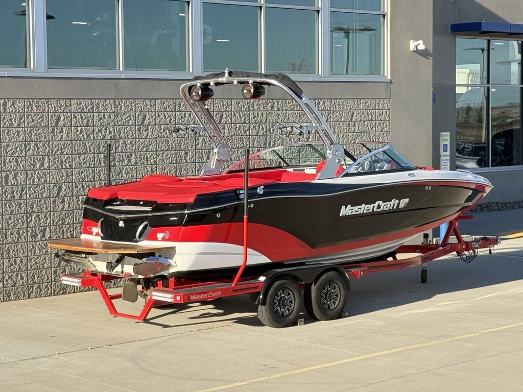 2019 MasterCraft XT22 - Image 16