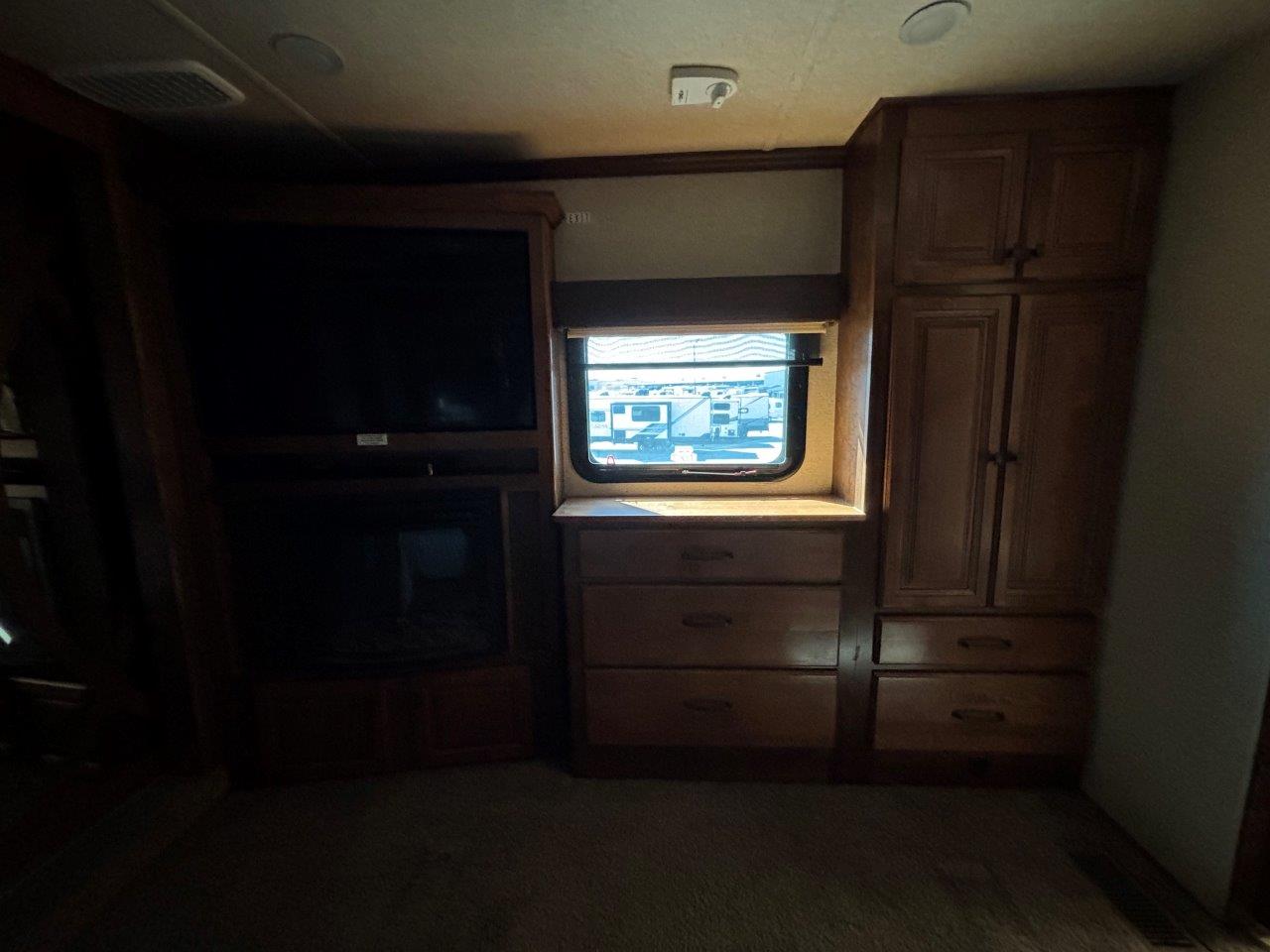 2018 Heartland Landmark 365 LM Oshkosh - Image 14