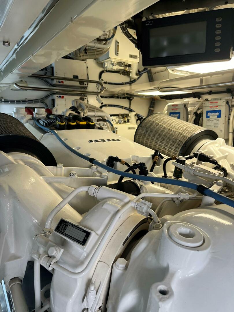 2008 Hatteras 77 Enclosed Bridge - Image 30