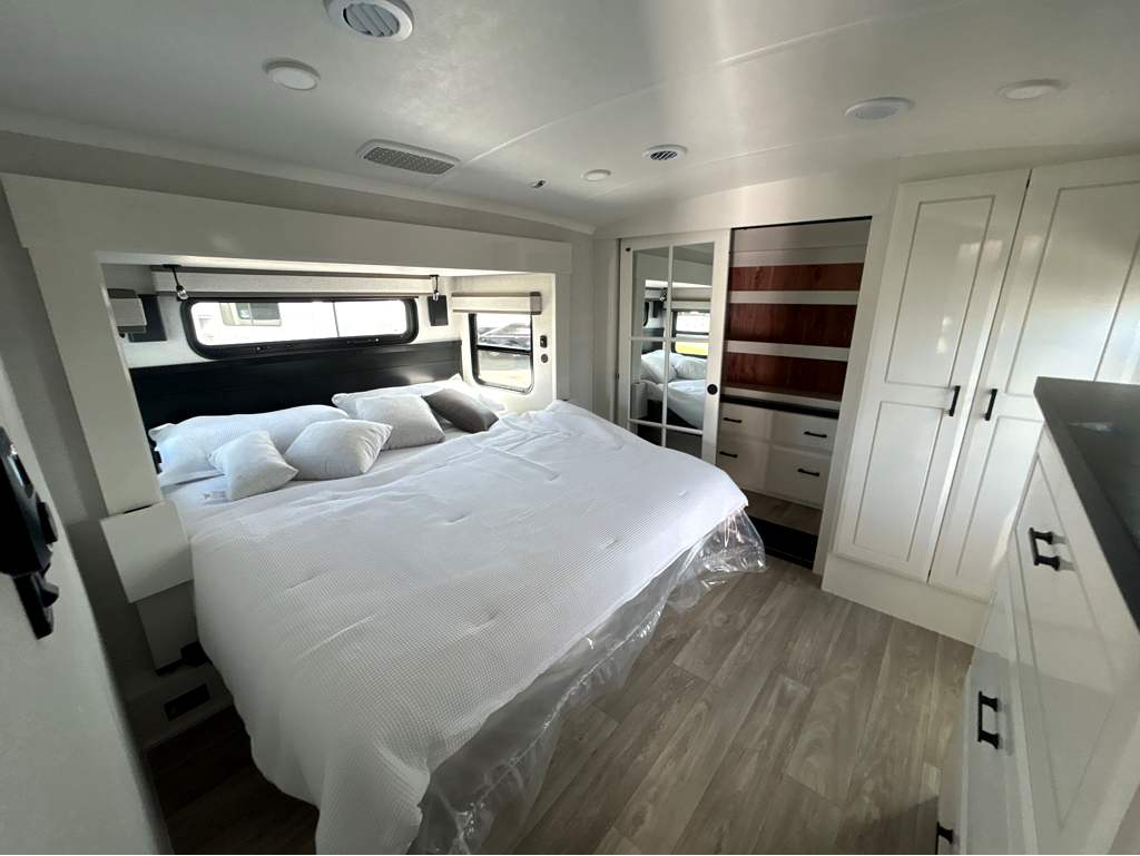 2027 JAYCO PINNACLE 32RLTS - Image 17