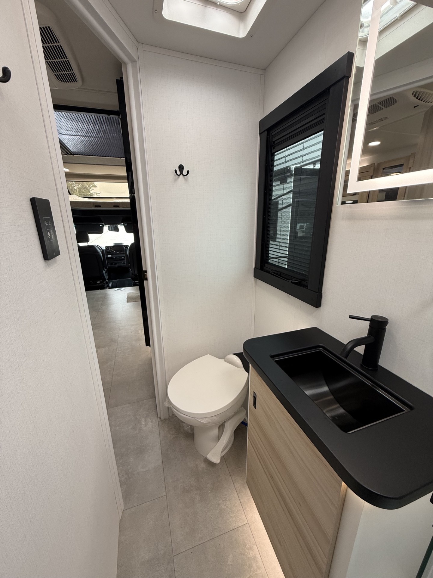 2027 ENTEGRA COACH QWEST 25L - Image 11