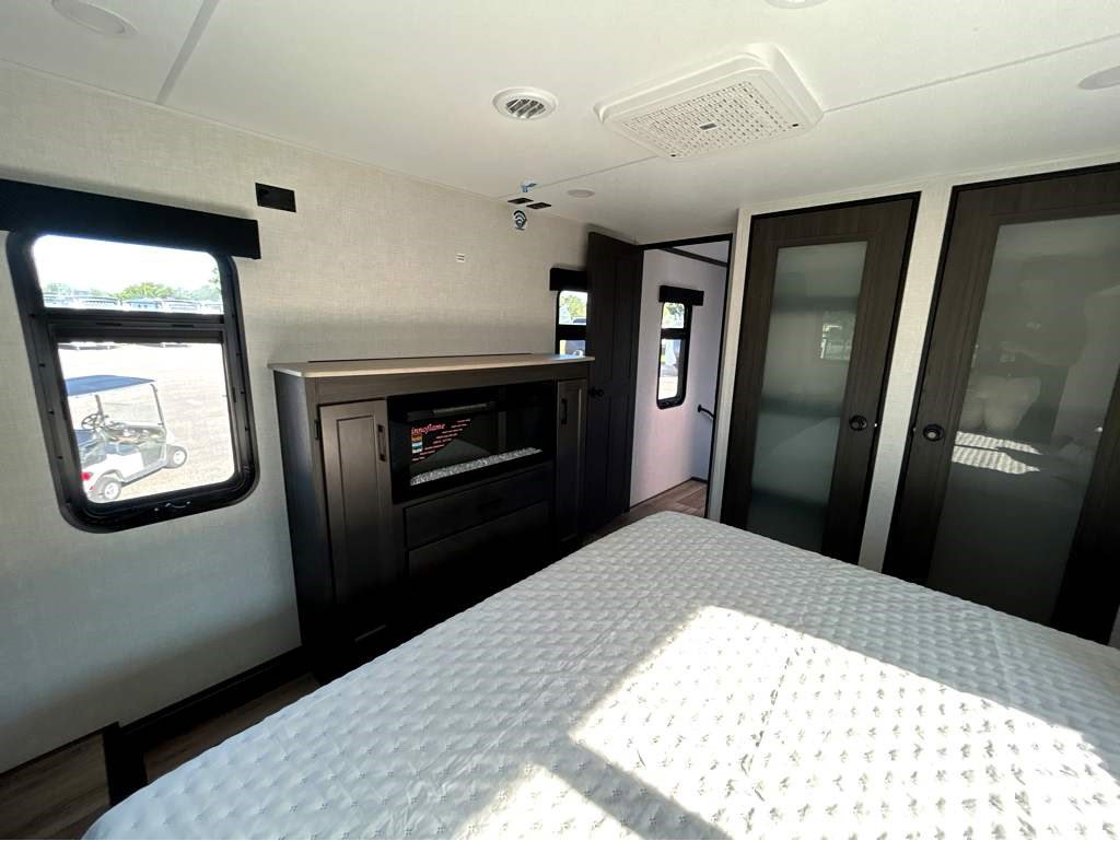 2026 VENTURE RV SPORTTREK 363VFR - Image 31