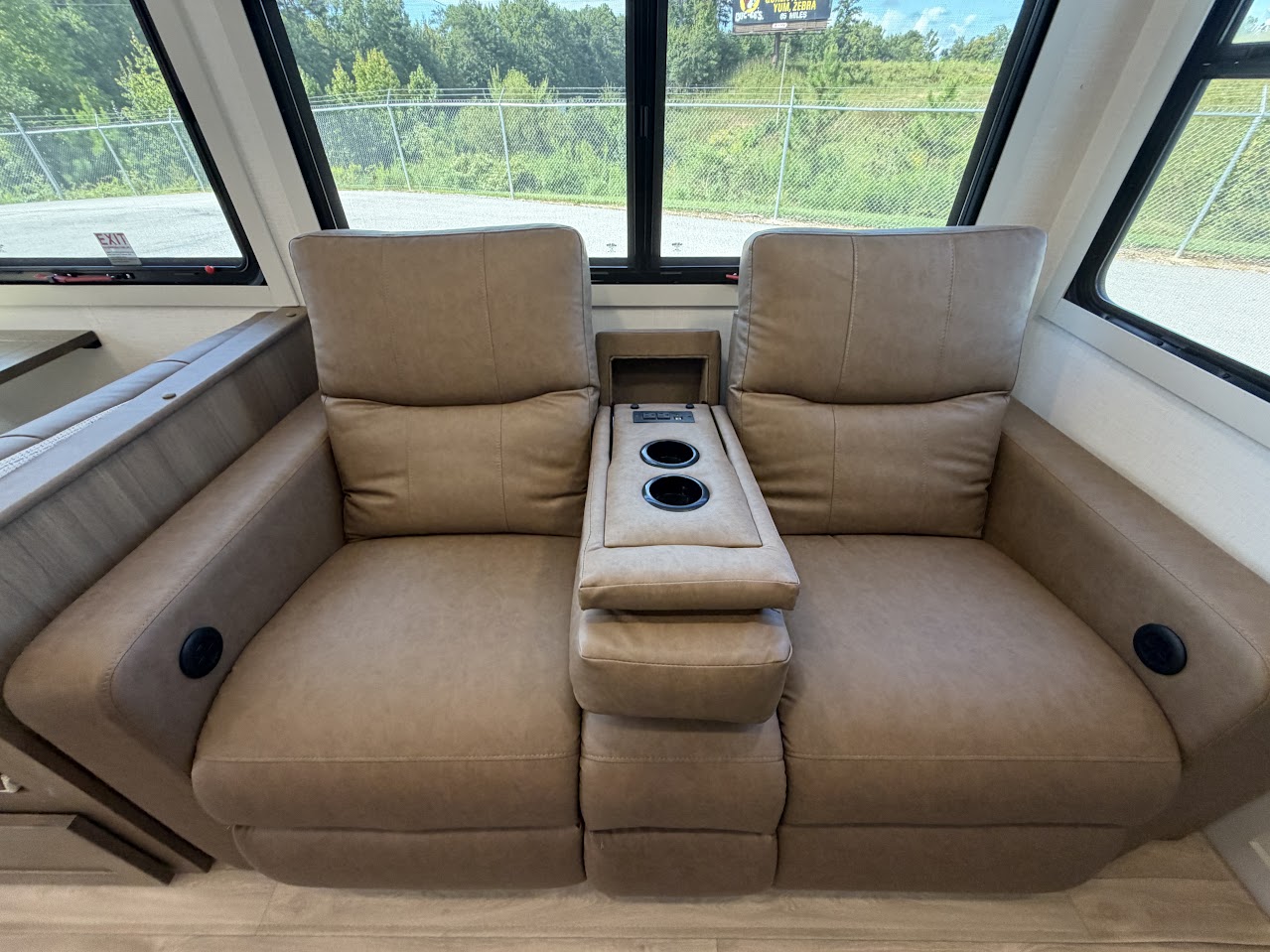 2027 VENTURE RV SPORTTREK 343VIB - Image 18