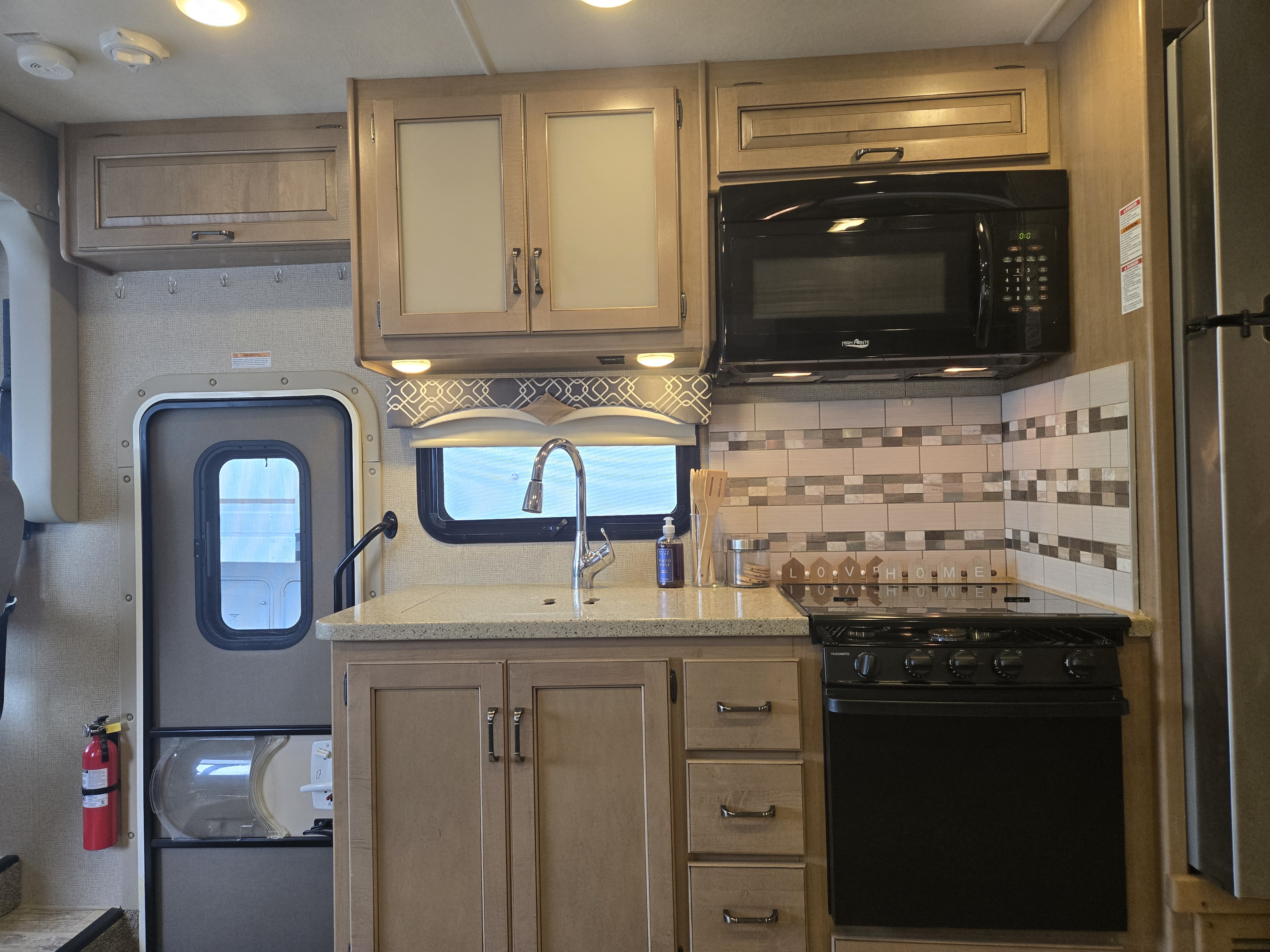 2018 Thor Motor Coach Hurricane 35M - Image 10