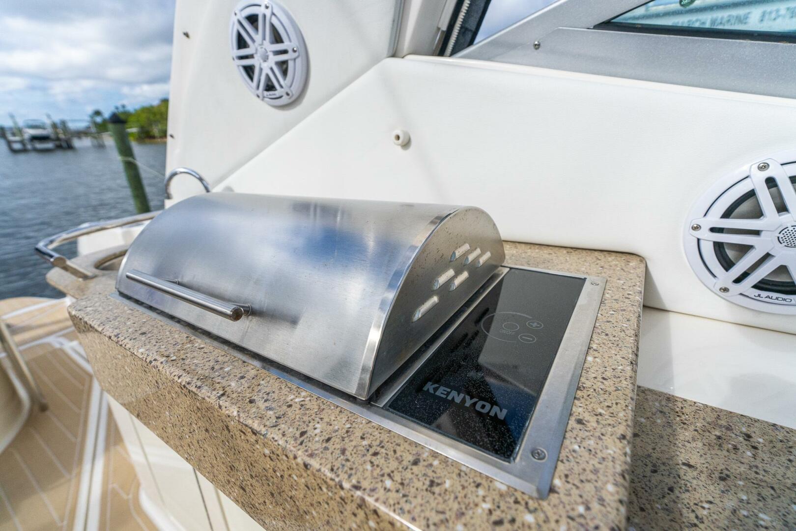 2016 Sea Ray 330 Sundancer - Image 31