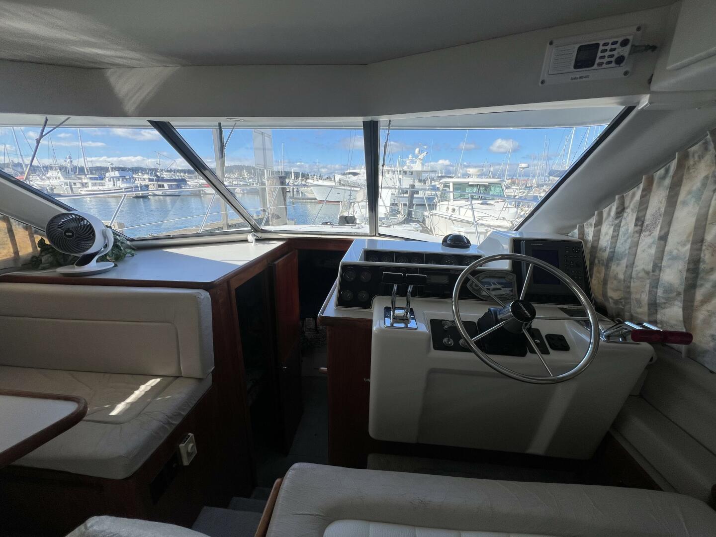 1994 Carver 370 Voyager - Image 6