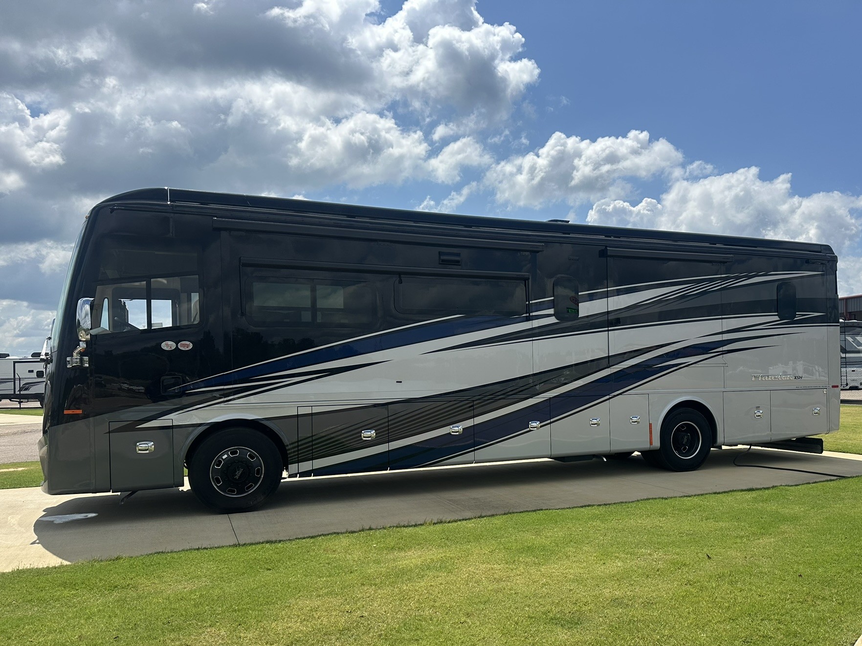 2026 TIFFIN PHAETON 40 IH - Image 3