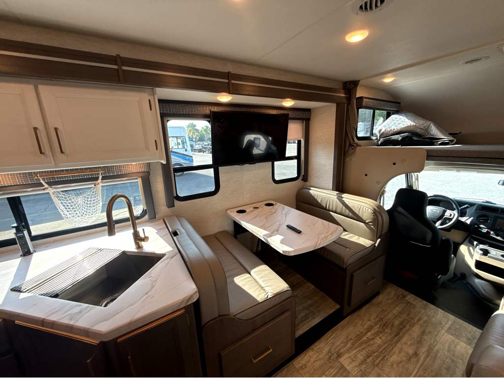 2024 THOR MOTOR COACH CHATEAU 31WV - Image 10